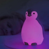 Paars gloeiende Zazu pinguïn nachtlampje in donkere kamer