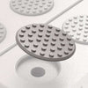 Grijze antislipdop met bolletjespatroon voor modulaire drempelhulp