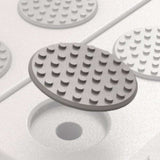 Grijze antislipdop met bolletjespatroon voor modulaire drempelhulp