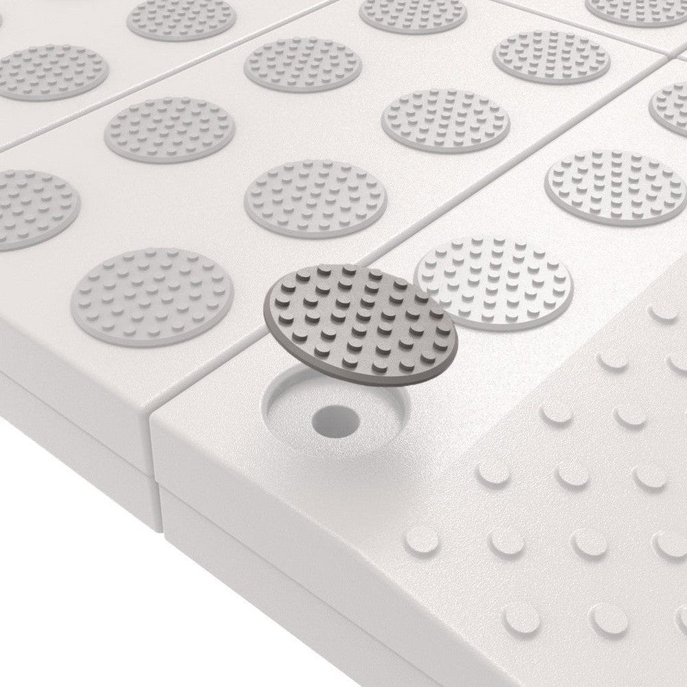 Witte modulaire drempelhulp met grijze antislipdoppen bevestigd