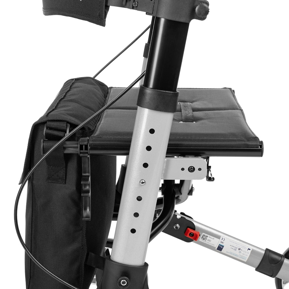 Timago Yola rollator zitting detail: zwart gepolsterd zitkussen en aluminium frame met opbergzak