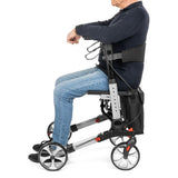 Gebruiker zit op Timago Yola rollator: comfortabele zitting met rugsteun tijdens buitenwandeling