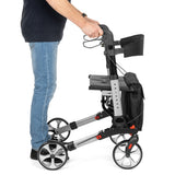 Timago Yola rollator wandelen: gebruiker houdt handvatten vast met zichtbare wandelstokhouder