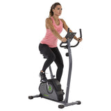 Vrouw gebruikt Tunturi Cardio Fit B40 fietstrainer voor conditie