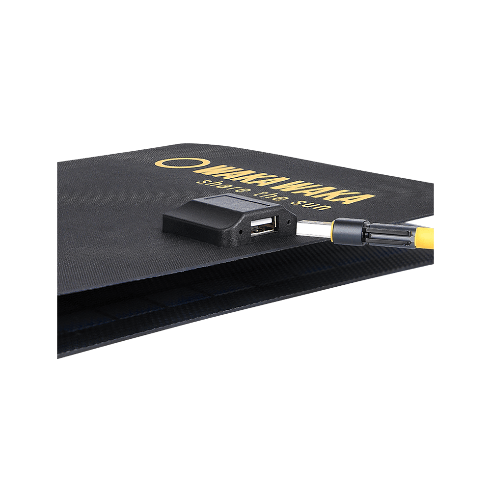 Close-up van Waka Waka zonnepaneel met ingeplugged USB-A connector