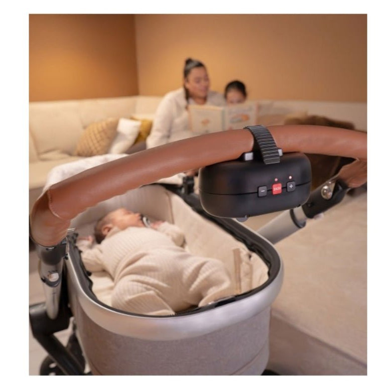 Zazu Robby slaaptrainer gemonteerd op kinderwagen met slapende baby
