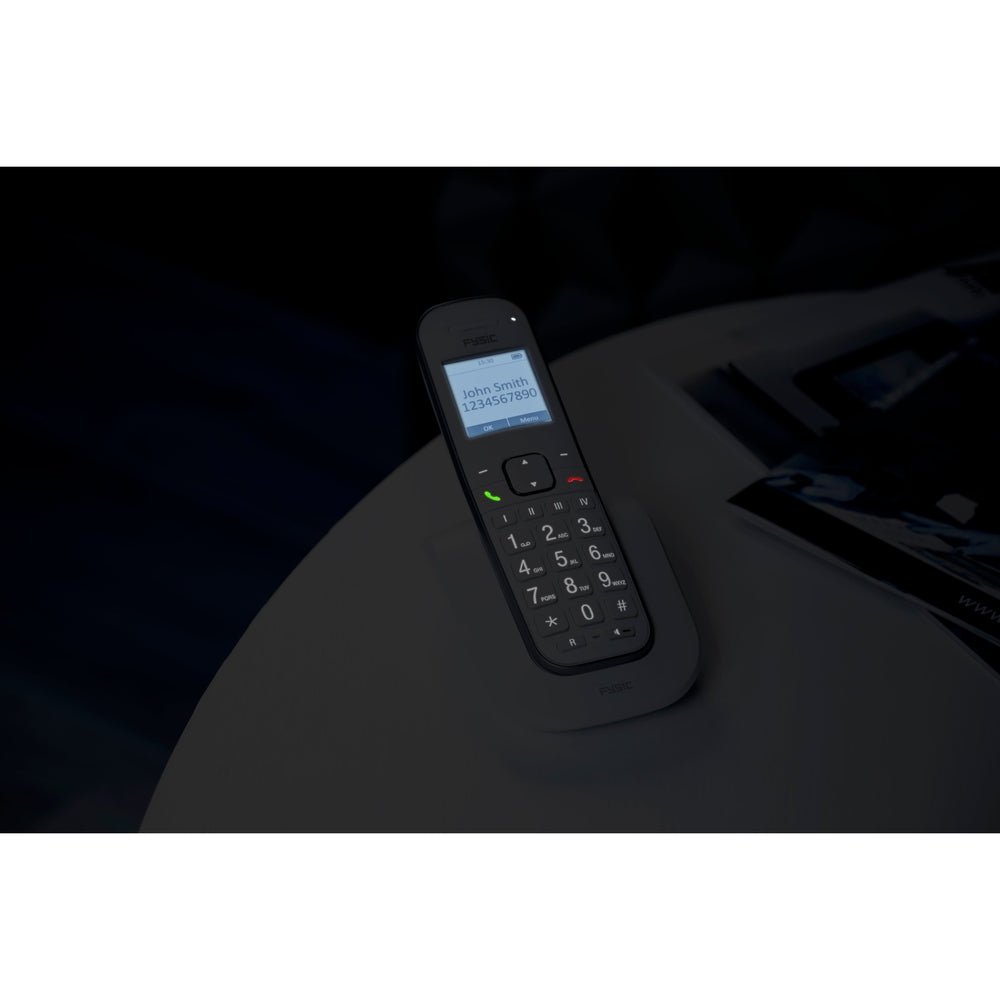 zwarte Fysic seniorentelefoon met witte basisstation en actieve display in donkere setting