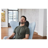 Man gebruikt Medisana MC 850 rugmassagekussen in fauteuil