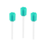 Turquoise mondverzorgingsswabs op witte stokjes