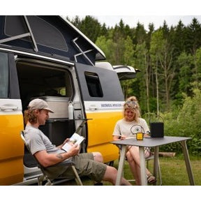 Waka Waka oplaadkabel gebruik tijdens kamperen bij camper