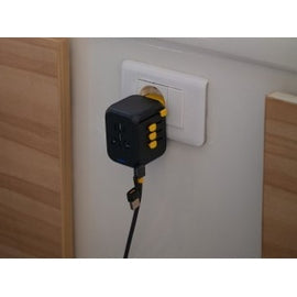 Waka Waka universele reisstekker zwart met USB-C poort in muurstopcontact