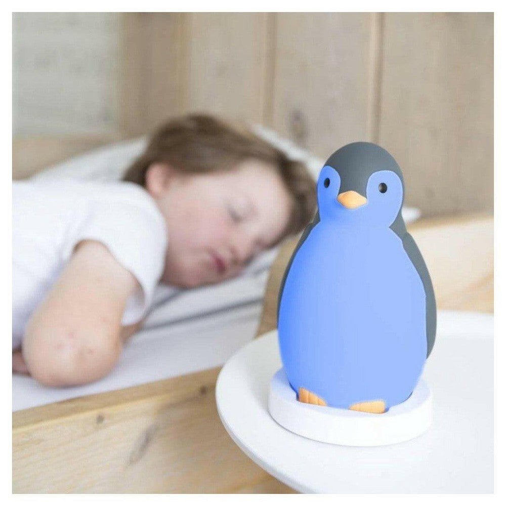 Blauwe Zazu pinguïn slaaptrainer verlicht kind in bed