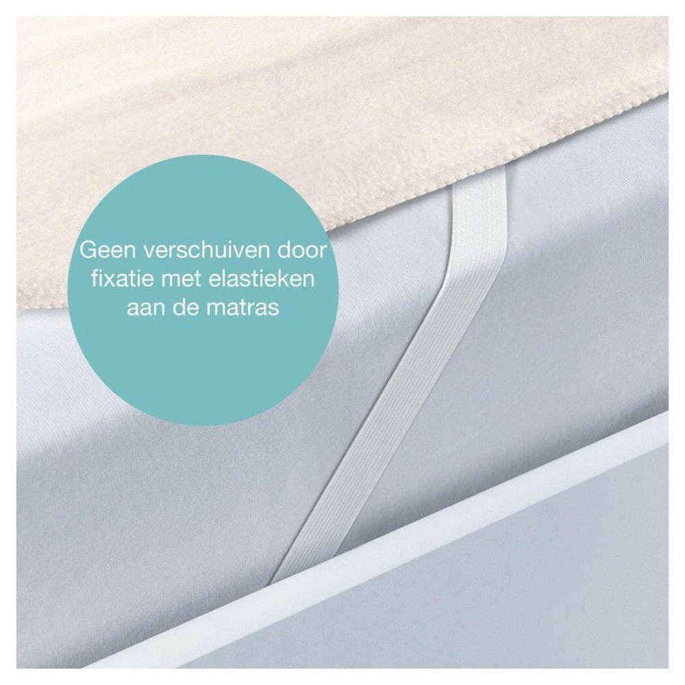 Elektrische onderdeken vastgezet met elastieken op matras voor geen verschuiven