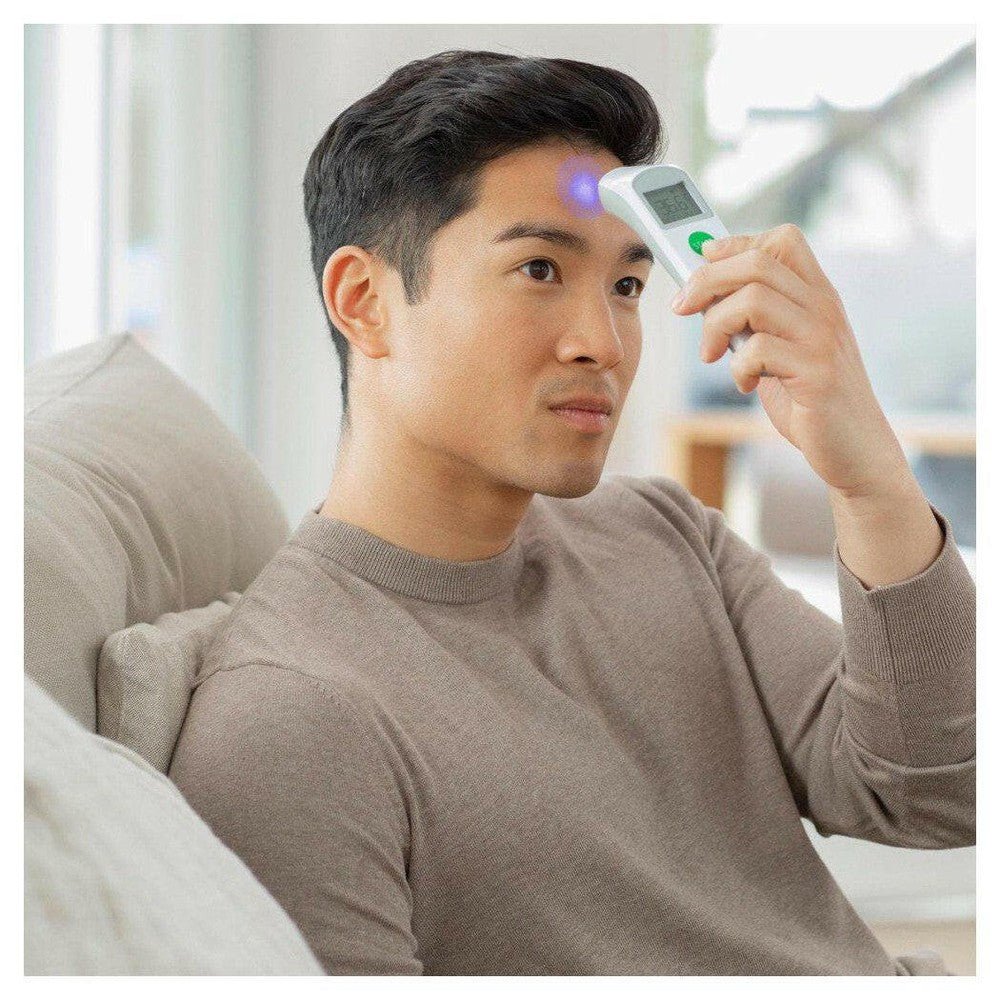 Man meet temperatuur contactloos voorhoofd met Medisana thermometer