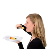 Vrouw eet taart met Vitility vork voor verminderde handfunctie