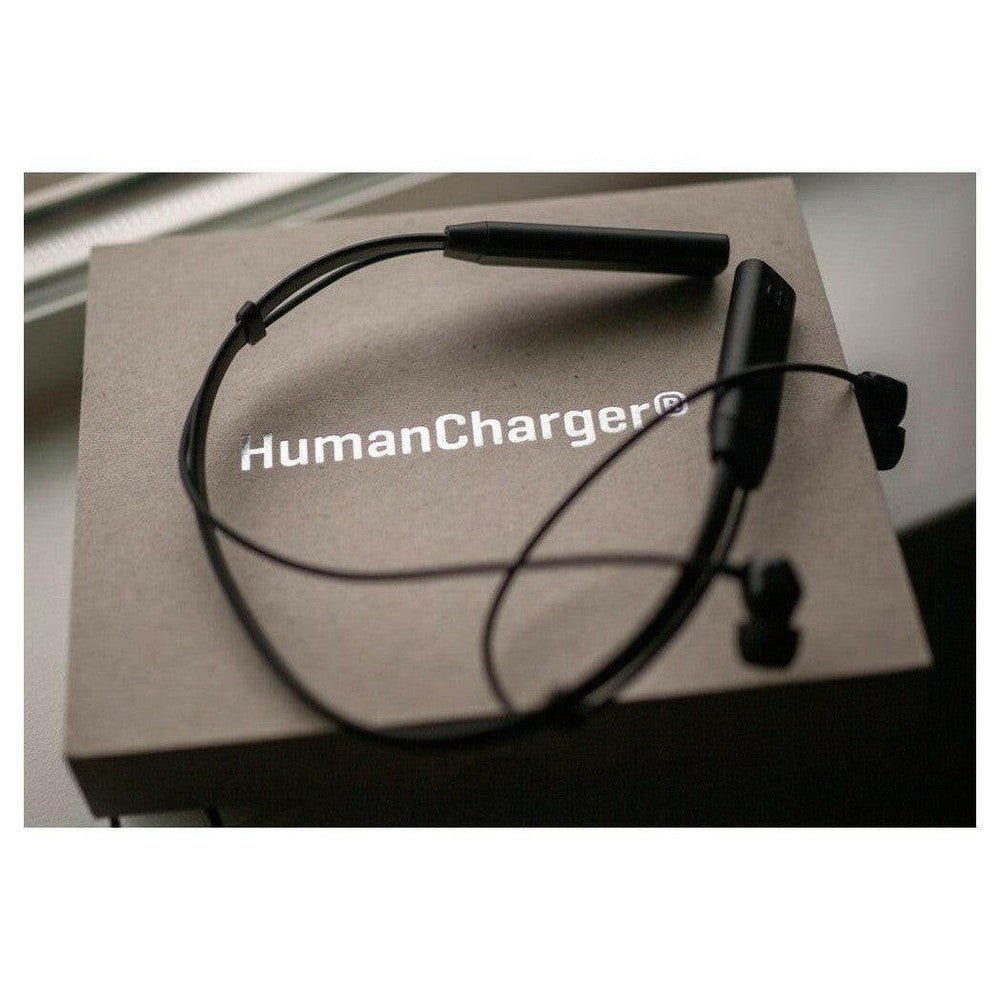 Zwarte HumanCharger lichttherapie nekband met oordopjes van bovenaf