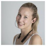 Vrouw draagt zwarte HumanCharger lichttherapie headset voor winterdepressie
