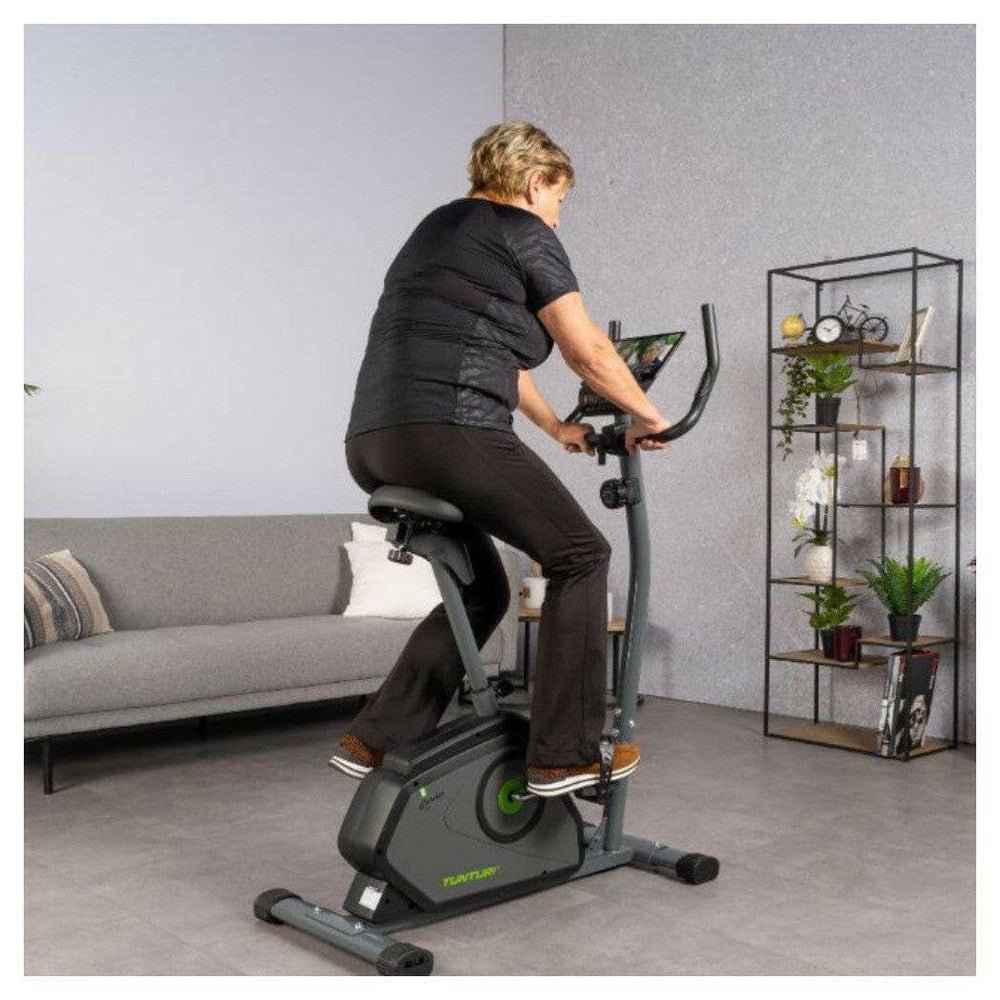 Tunturi Cardio Fit B40 in woonkamer met tablet houder voor fitness