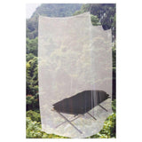 2-persoons muskietennet TravelSafe opgehangen boven bed in bos voor insectenbescherming