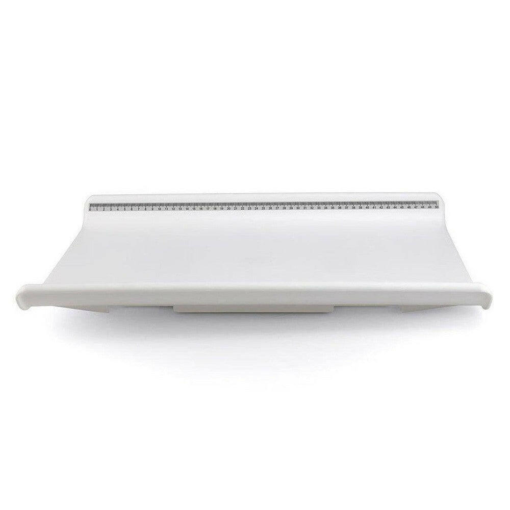 Achterkant van witte Alecto babyweegschaal met ingebouwd lengtemeetlint