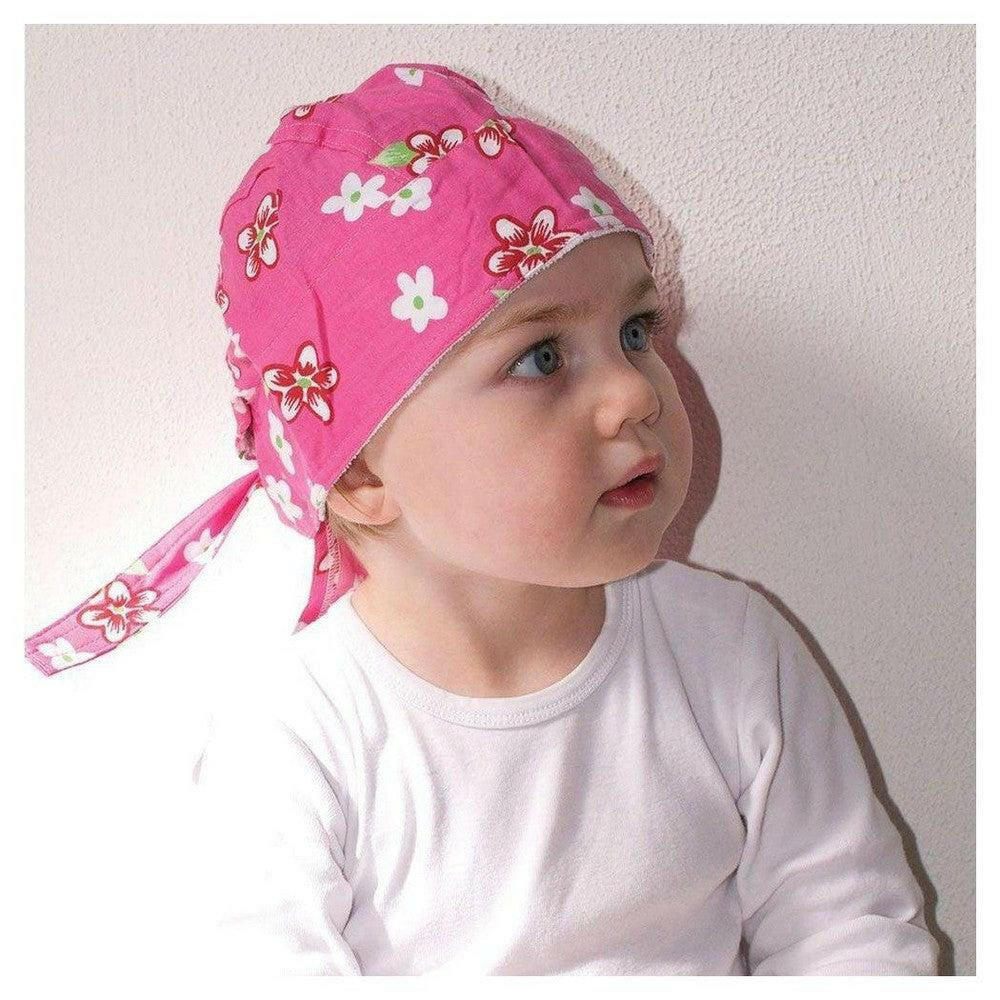 Roze bloemen BabyWrapz bandana gedragen door baby met UV-bescherming