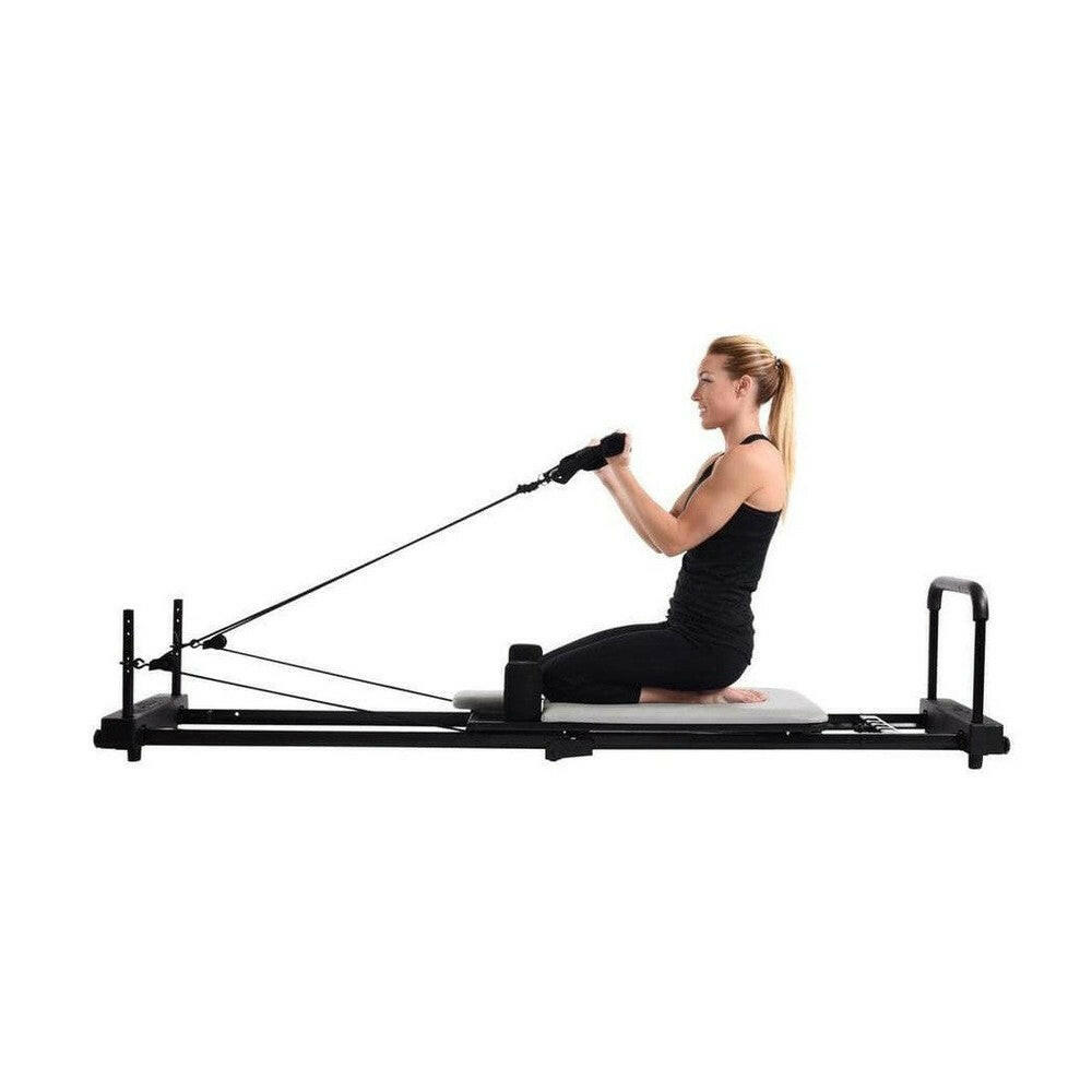 Aeropilates reformer paars in gebruik voor cardio en spierkracht training