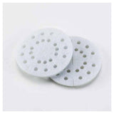 Witte ronde anti-kalk pads van Boneco A451 met gaten voor makkelijke aanpassing