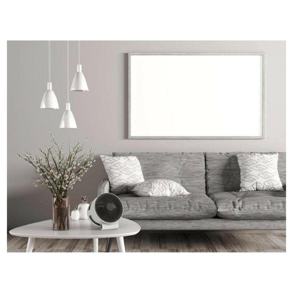 Boneco F100 tafelventilator symmetrisch op salontafel