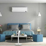 Boneco F120 witte vloerventilator in slaapkamer bij blauw bed