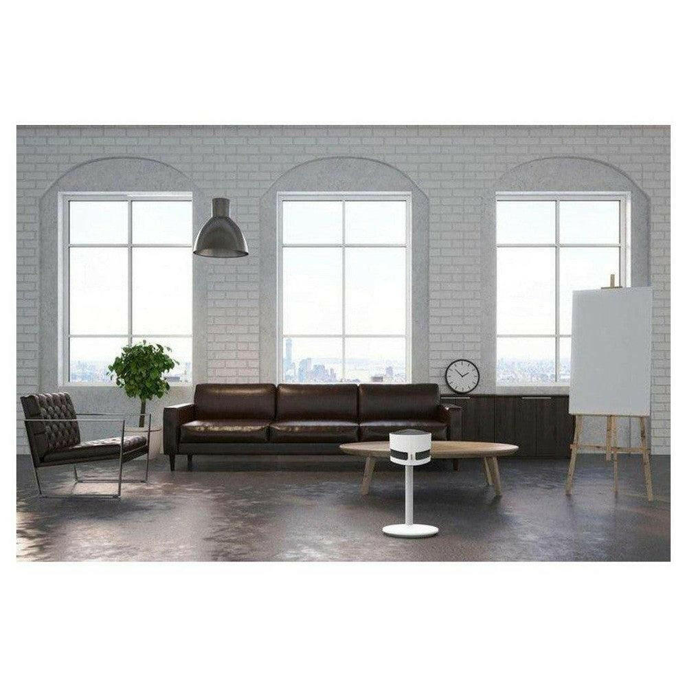Boneco F120 witte vloerventilator voor lederen bank in lichte kamer