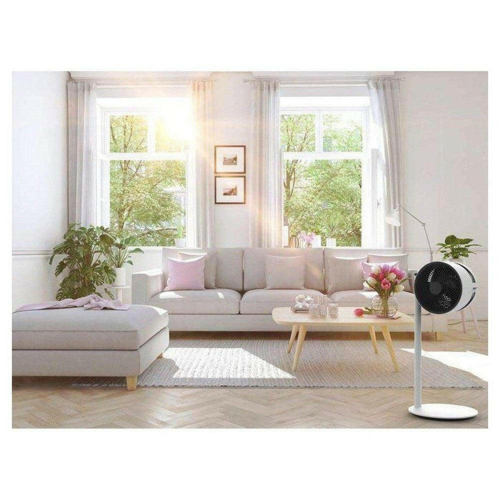 witte Boneco vloerventilator in modern wooninterieur met lichtgrijze bank en houten vloer