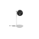 witte vloerventilator zijprofiel met zwarte bladkap, slanke steel en stekkerkabel