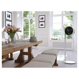 Boneco F230 ventilator rechts gedraaid in lichte woonruimte met houten tafel