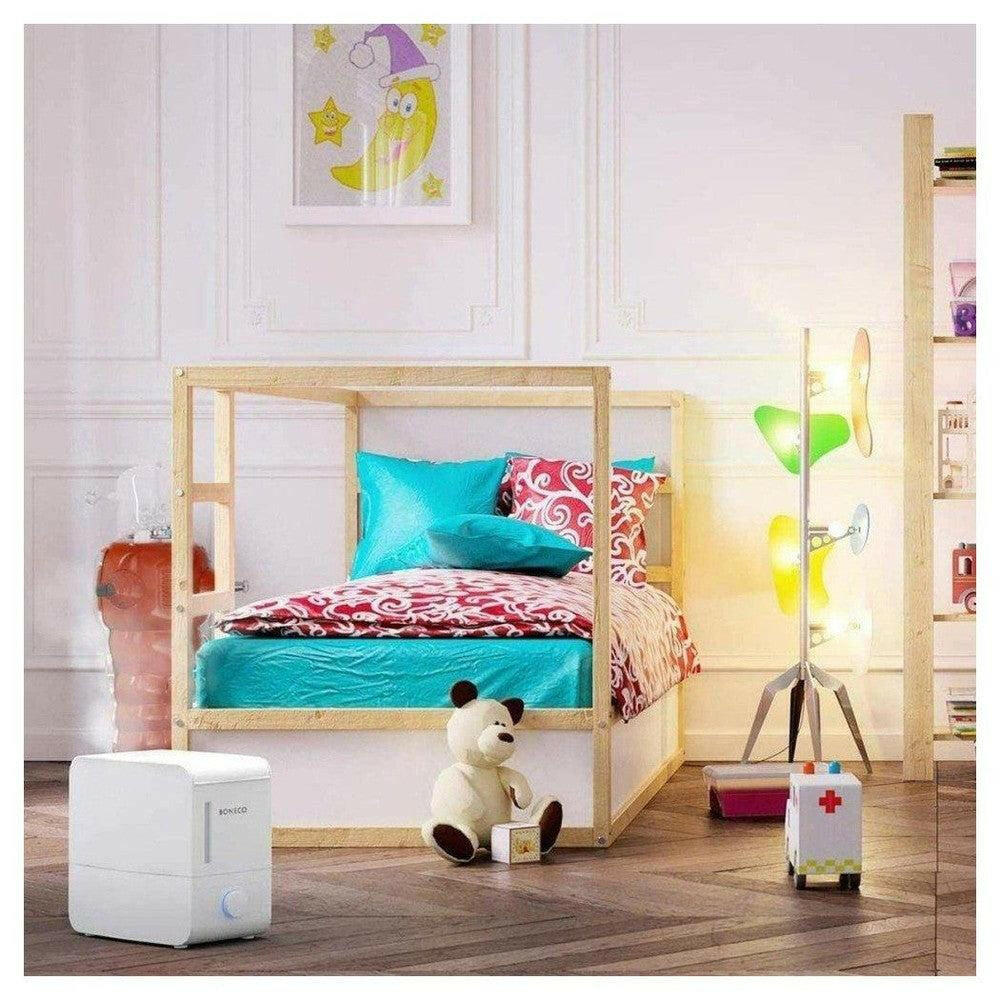 Boneco S200 witte stoombevochtiger naast kinderbed voor veilige kindervriendelijke luchtvochtigheid