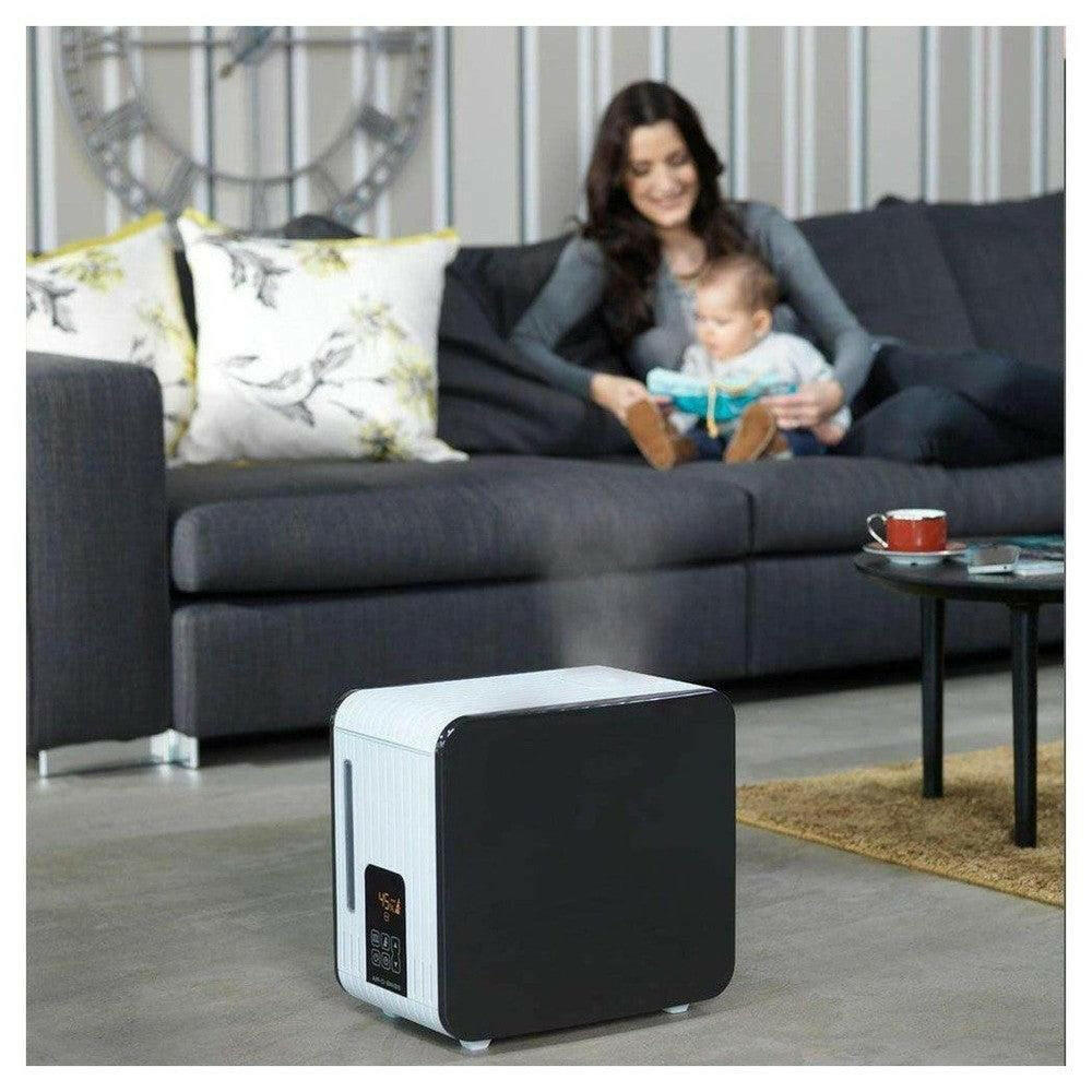 Boneco S450 luchtbevochtiger in woonkamer met zichtbare stoom voor optimale luchtvochtigheid