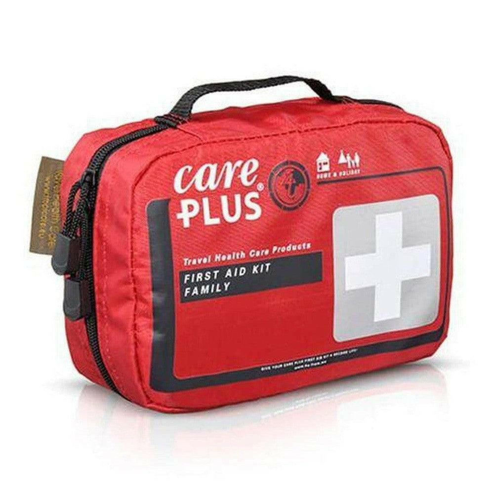 Gesloten rode Care Plus EHBO-koffer Family met 'Home & Holiday' pictogrammen en Tropicare label
