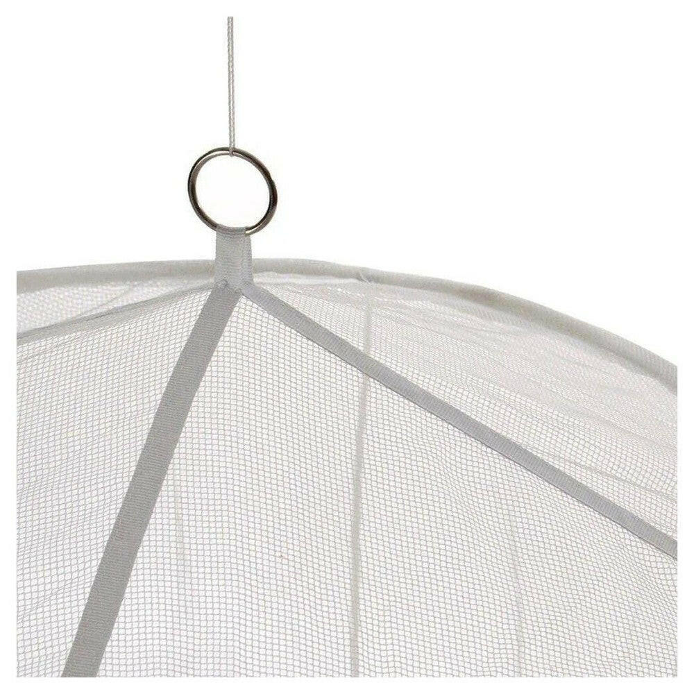 Close-up van metalen ring en stofband bevestiging aan mesh net