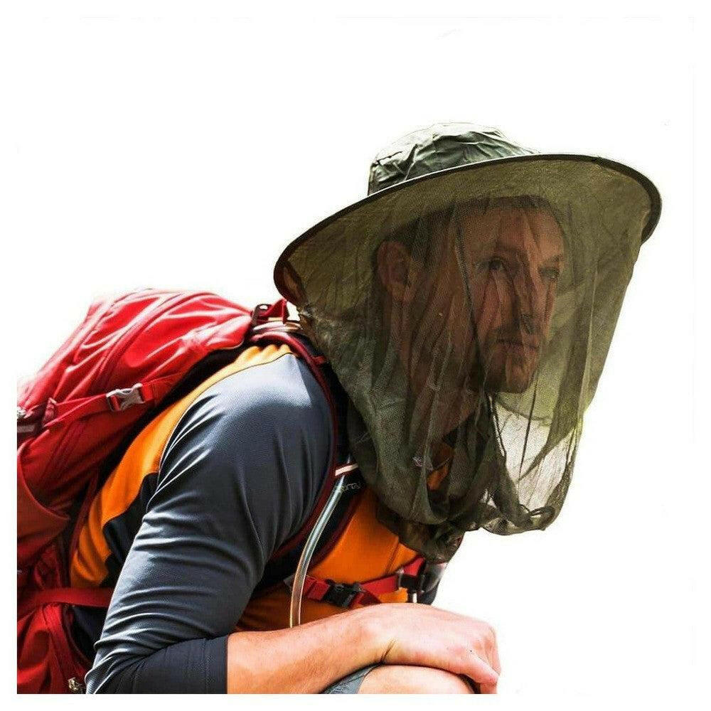 Man draagt donkergroen pop-up muskietennet tijdens outdooractiviteit