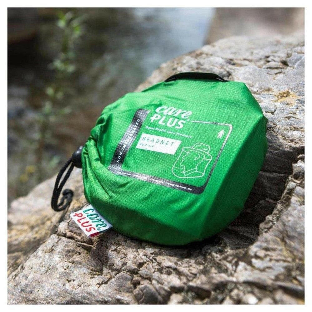 Opgevouwen Care Plus headnet in groene draagzak met trekkoord