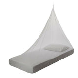 Witte wedge-klamboe 1-persoons opgehangen boven matras