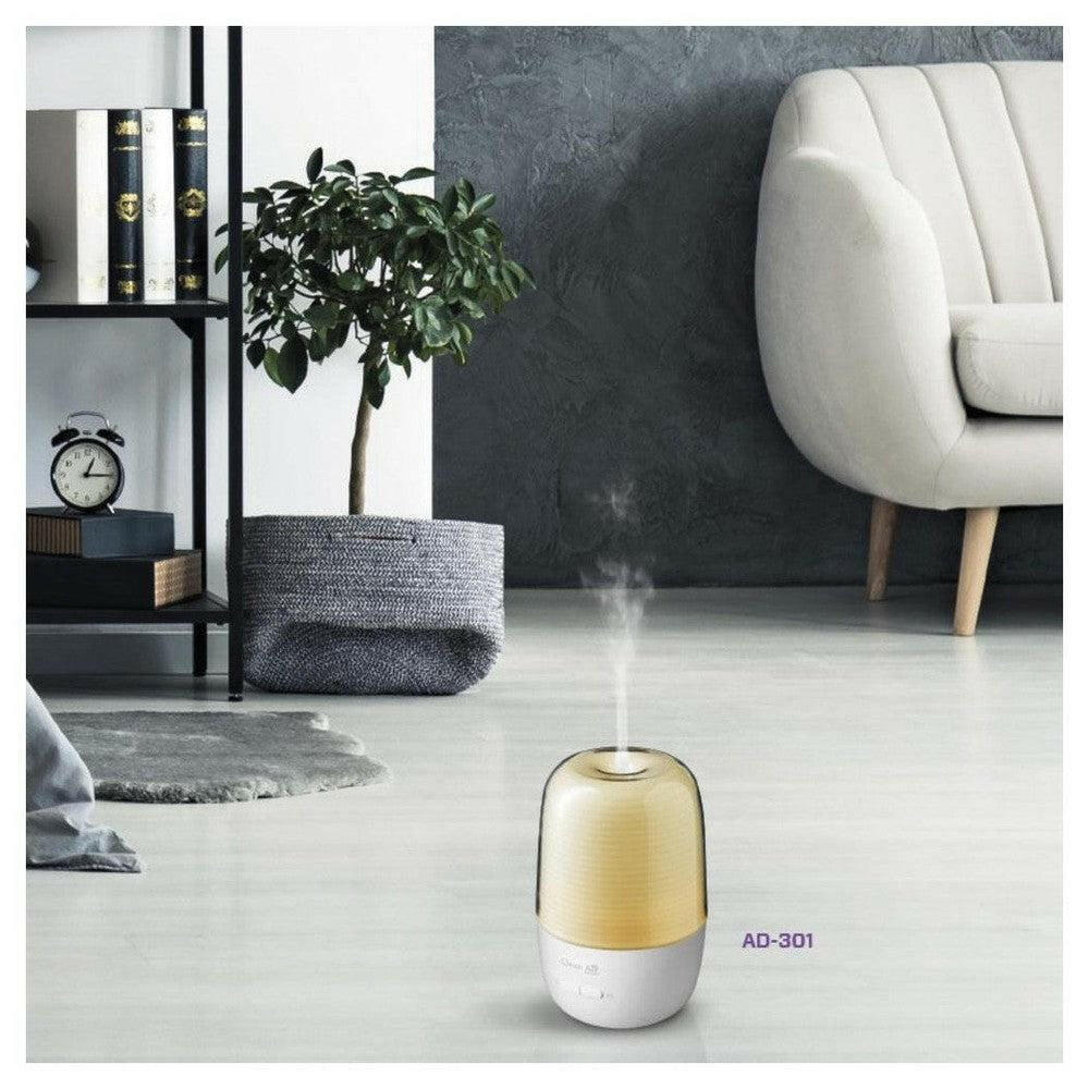 goud-witte aroma diffuser AD-301 verspreidt nevel in woonkamer
