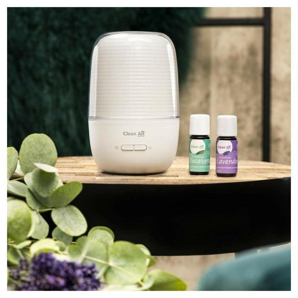 witte aroma diffuser naast eucalyptus en lavendel etherische oliën