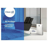 Clean Air Optima CA-509D luchtreiniger in woonkamer naast fauteuil