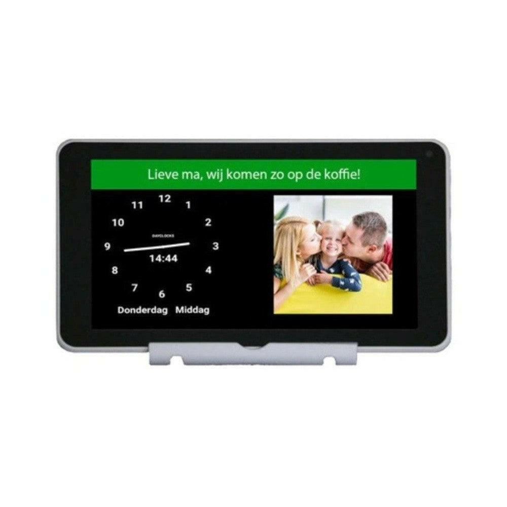 DayClock op zilveren standaard met groene berichtbalk en moederfamiliefoto