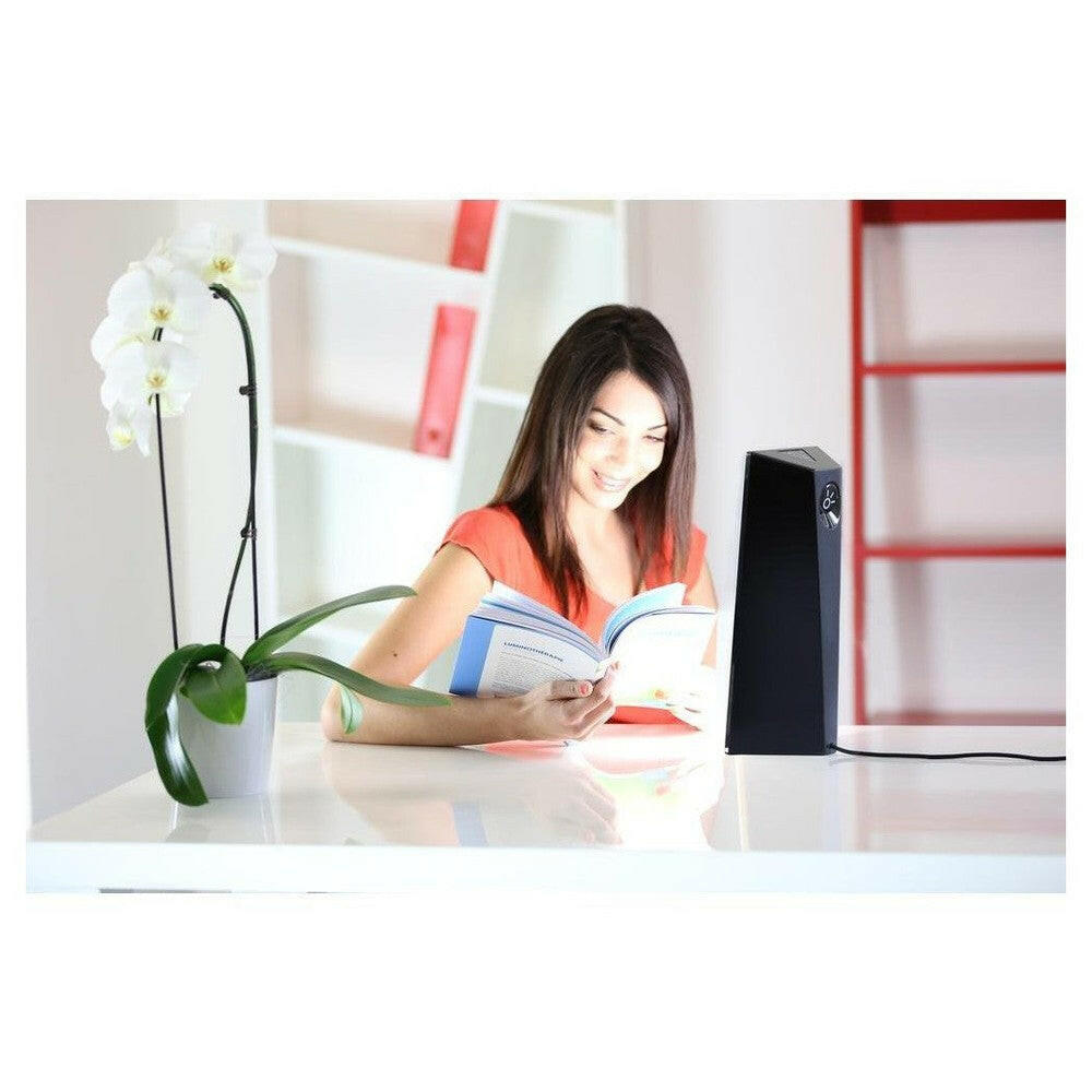 Dayvia Slim Style LED daglichtlamp zwart op bureau tijdens lezen
