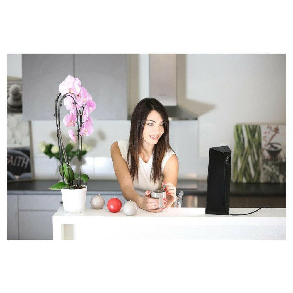 Dayvia Slim Style LED daglichtlamp zwart op keuken tafel in gebruik