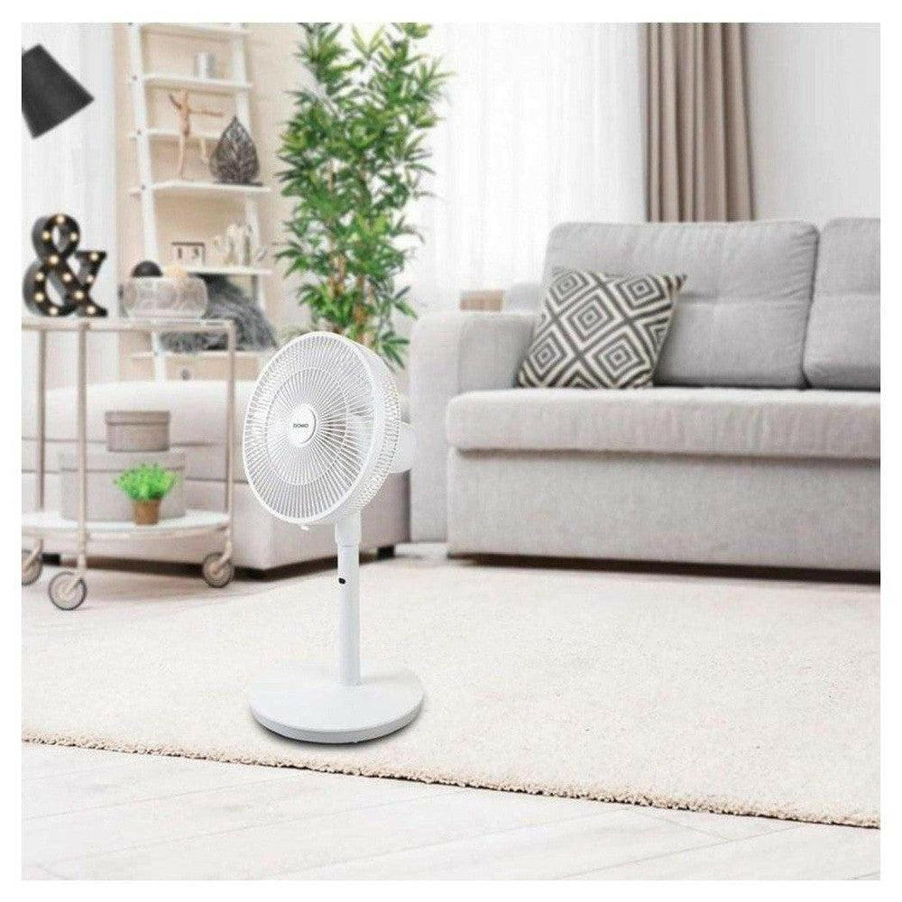 Domo DO8149 ventilator in woonkamer setting voor luchtkoeling en sfeer