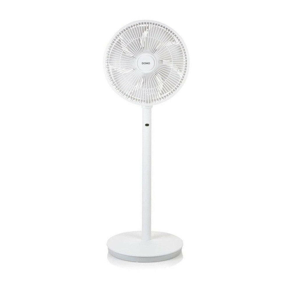 Voorzijde witte Domo DO8149 statiefventilator met ronde grille en DOMO-logo