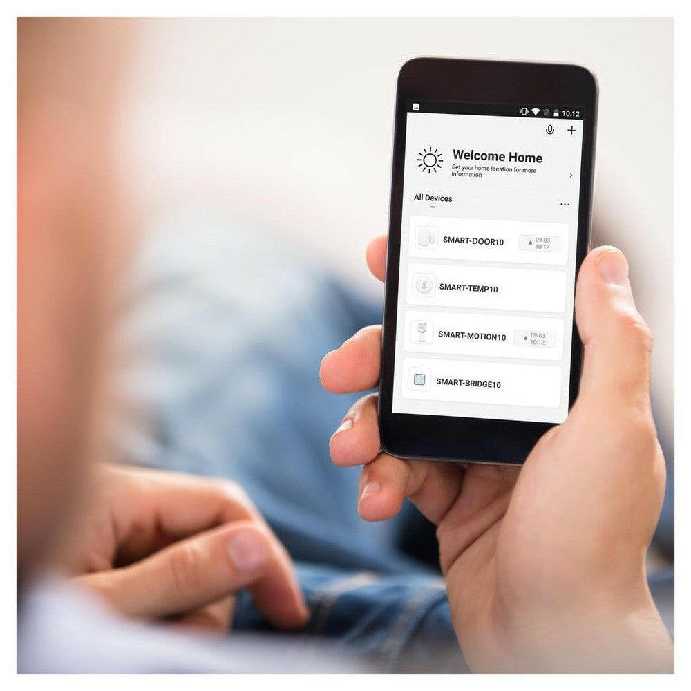 Smart home app interface Welcome Home scherm met sensorstatus en locatie instelling