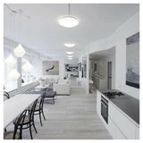 Ronde witte Innolux Jasmina plafonnière 58 cm boven eettafel in modern interieur